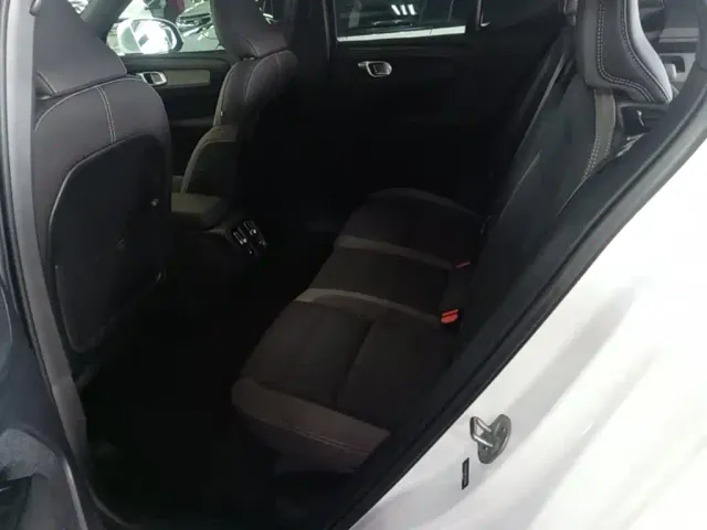 Volvo XC40 — Фото автомобиля 16