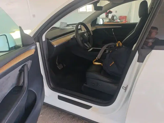 Tesla Model Y — Фото автомобиля 14