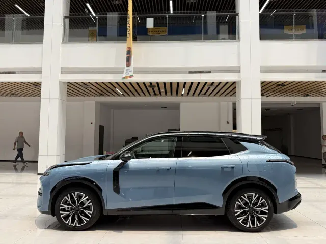 Lynk & Co 08 EM-P — Фото автомобиля 15