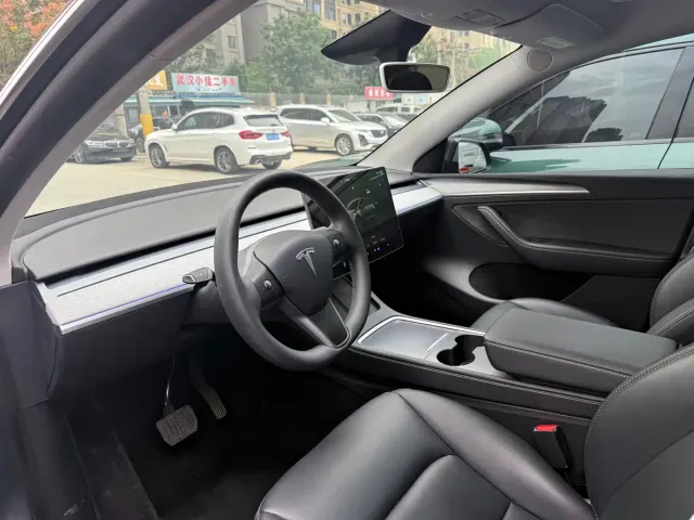 Tesla Model Y — Фото автомобиля 4