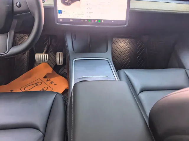 Tesla Model Y — Фото автомобиля 13