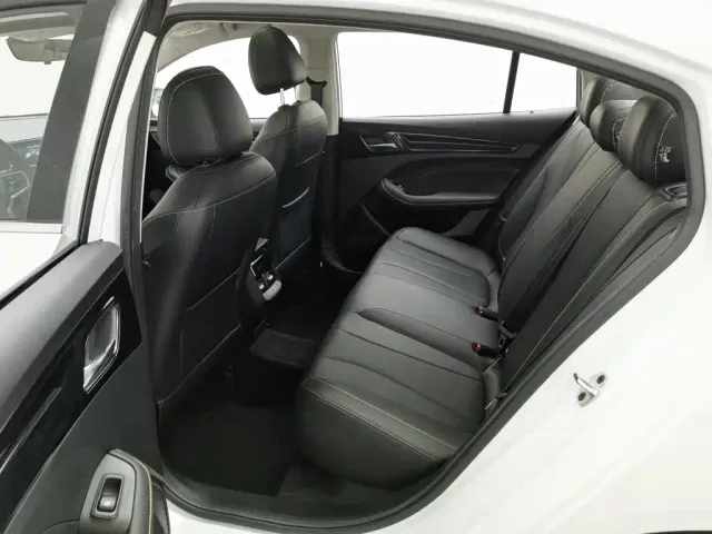 Roewe i5 — Фото автомобиля 15
