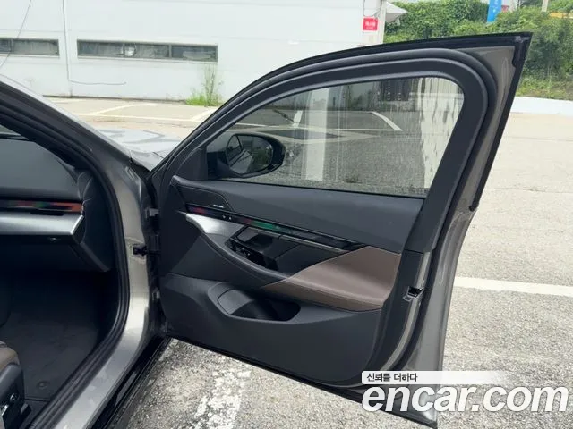 BMW 5 Series G60 — Фото автомобиля 14