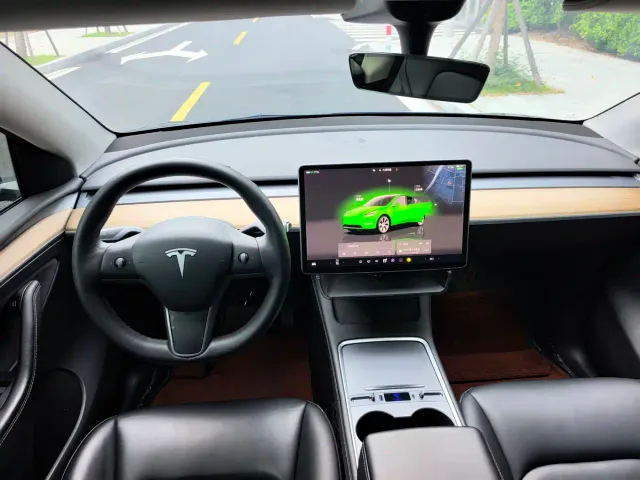 Tesla Model Y — Фото автомобиля 17
