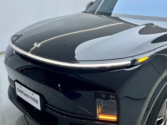 Li Auto L8 — Фото автомобиля 9
