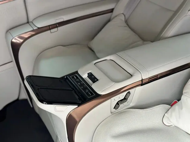Lexus LM — Фото автомобиля 7