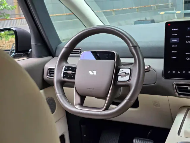 Li Auto MEGA — Фото автомобиля 11