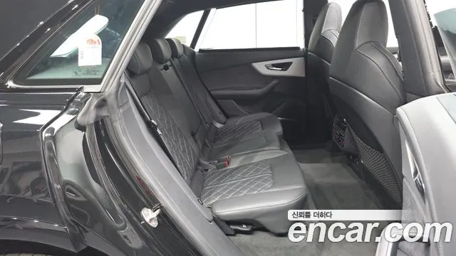 Audi Q8 55 TFSI quattro Premium — Фото автомобиля 12