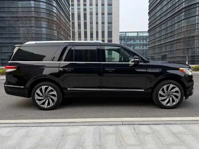 Lincoln Navigator — Фото автомобиля 2