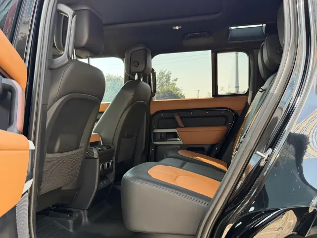 Land Rover Defender — Фото автомобиля 15