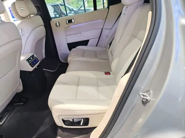 Li Auto L7 — Фото автомобиля 16