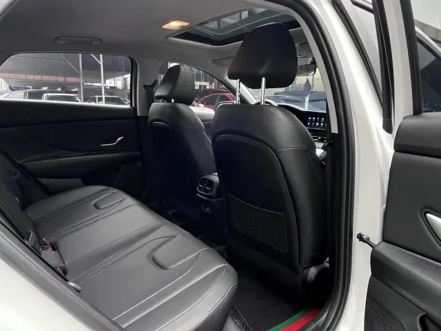 Hyundai Elantra — Фото автомобиля 10