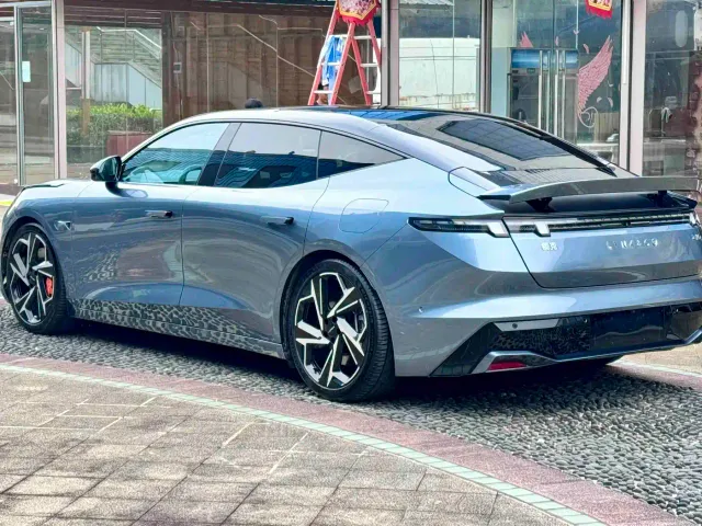 Lynk & Co Z10 — Фото автомобиля 11