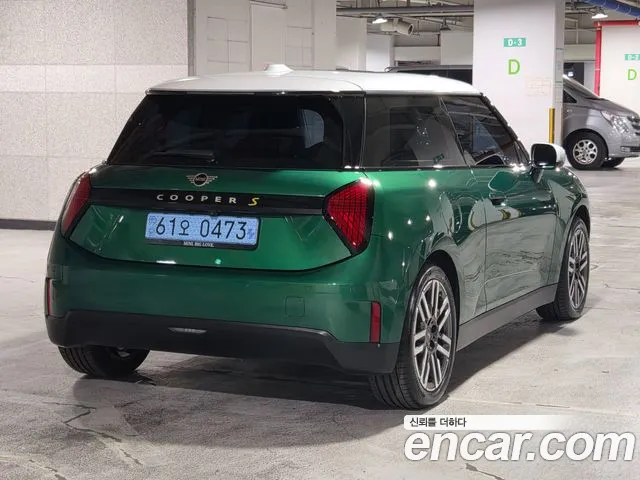 MINI Cooper Generation 4 — Фото автомобиля 4