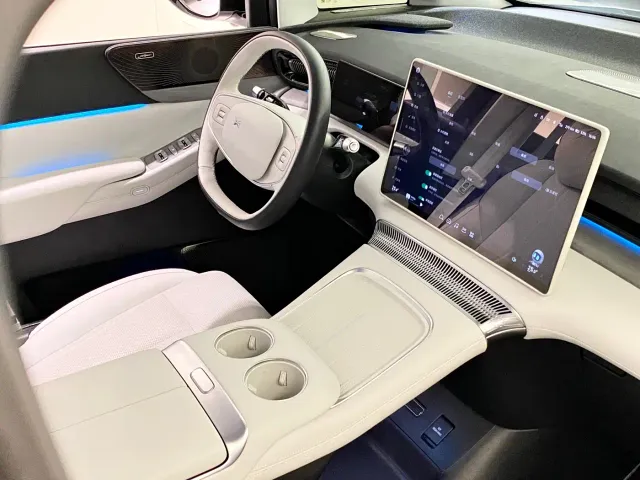 Xpeng X9 — Фото автомобиля 19