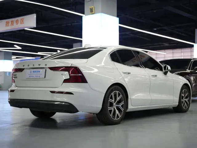 Volvo S60 — Фото автомобиля 22