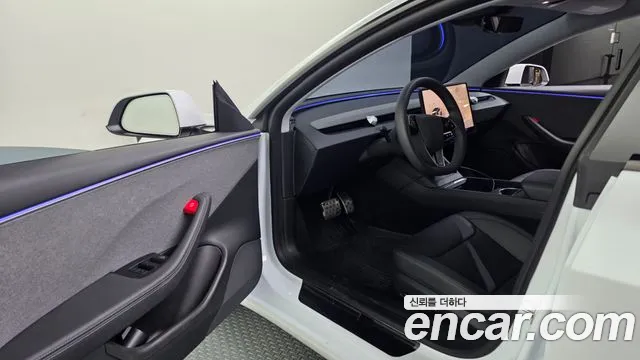 Tesla Model 3 — Фото автомобиля 15