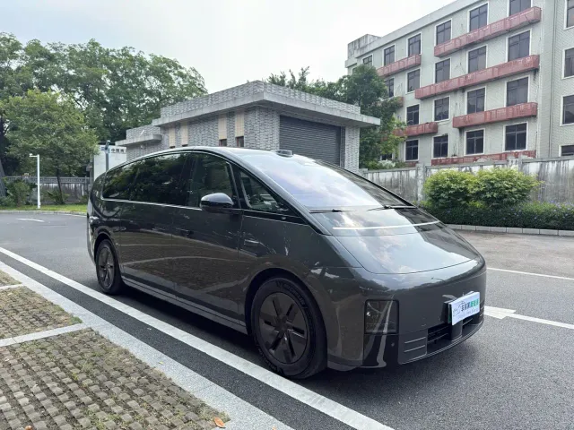Li Auto MEGA — Фото автомобиля 3