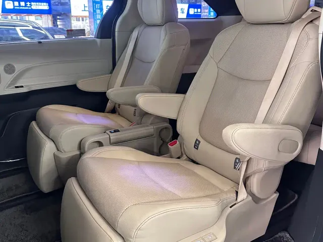 Toyota Sienna — Фото автомобиля 10