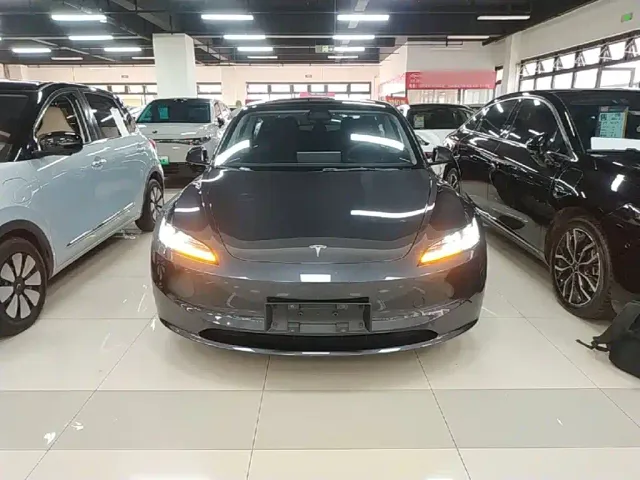 Tesla Model 3 — Фото автомобиля 2