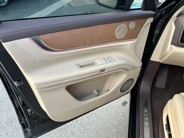 AITO Wenjie AITO M9 2024 Extended Range Ultra 42kWh 6-Seater — Фото автомобиля 11