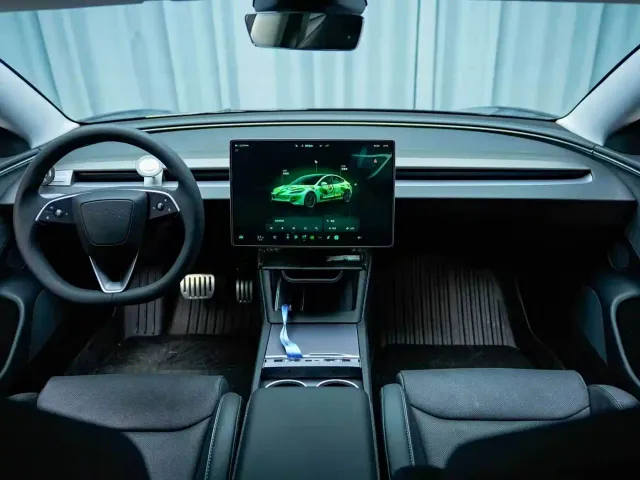 Tesla Model 3 — Фото автомобиля 5