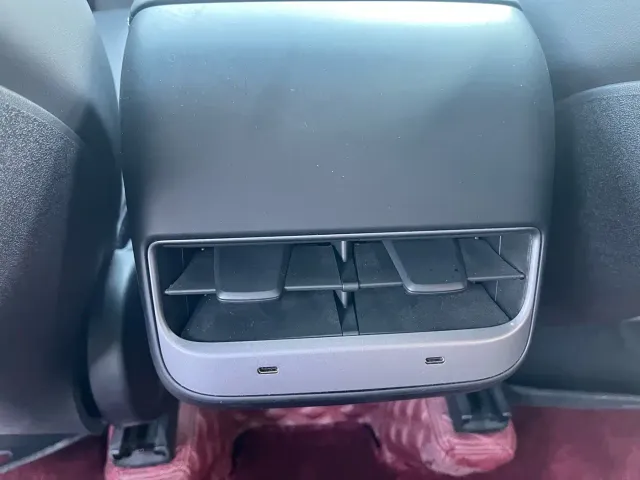 Tesla Model Y — Фото автомобиля 11