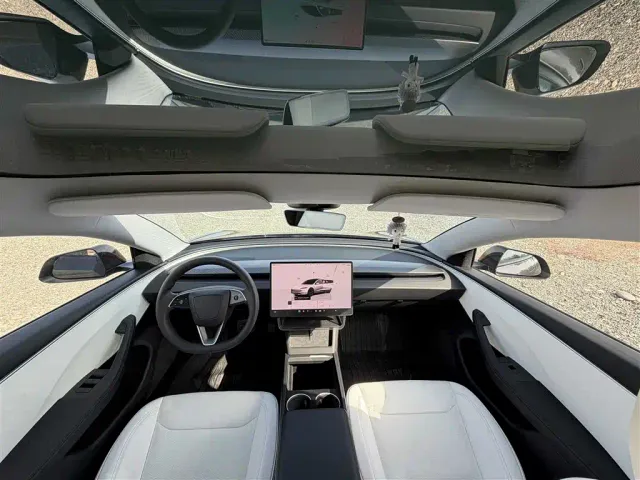Tesla Model 3 — Фото автомобиля 10