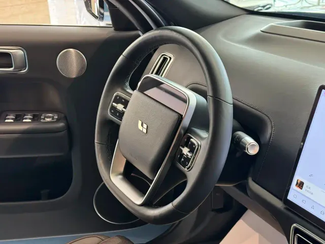 Li Auto Li Xiang L9 2022 Max — Фото автомобиля 17