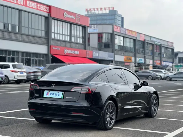 Tesla Model 3 — Фото автомобиля 4