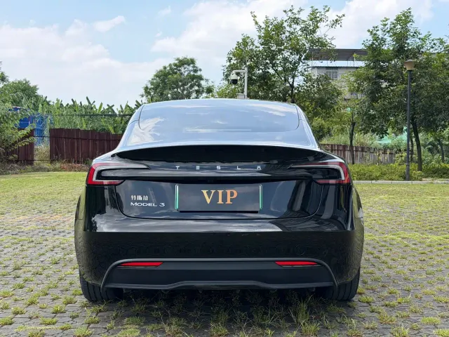 Tesla Model 3 — Фото автомобиля 5