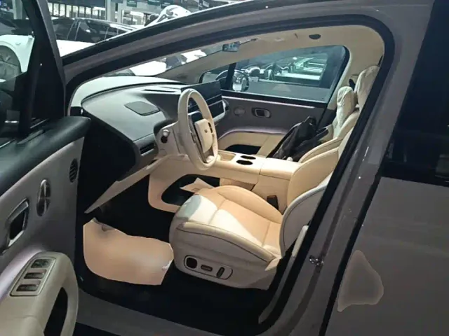 Li Auto i8 — Фото автомобиля 15