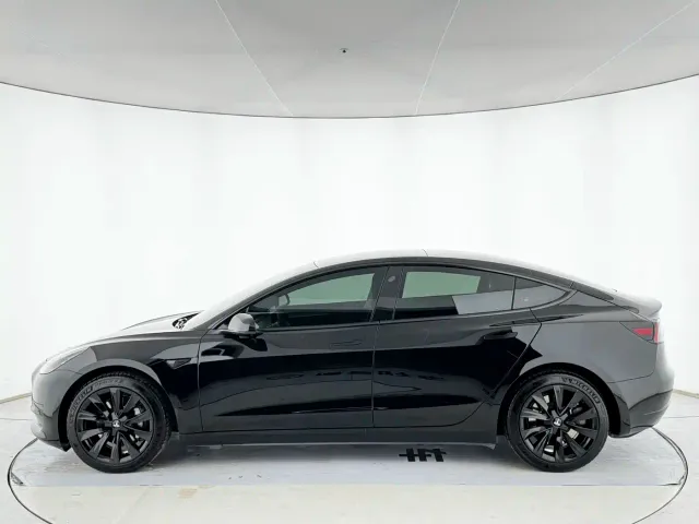 Tesla Model 3 — Фото автомобиля 4