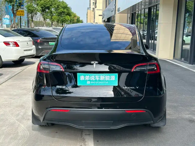 Tesla Model Y — Фото автомобиля 5