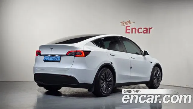 Tesla Model Y — Фото автомобиля 2