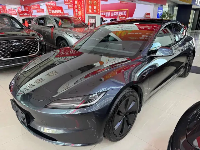 Tesla Model 3 — Фото автомобиля 9