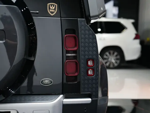 Land Rover Defender — Фото автомобиля 13