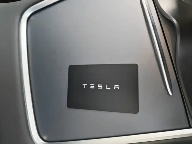 Tesla Model Y — Фото автомобиля 8