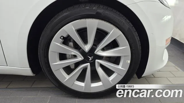 Tesla Model 3 — Фото автомобиля 21