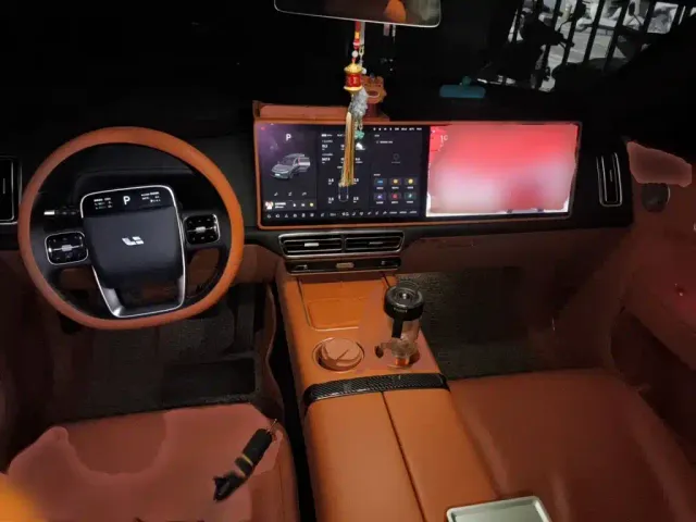Li Auto L8 — Фото автомобиля 12