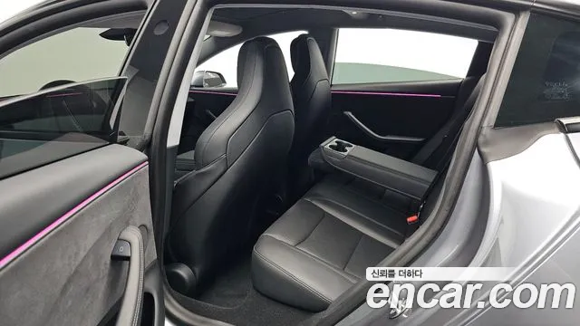 Tesla Model 3 — Фото автомобиля 10