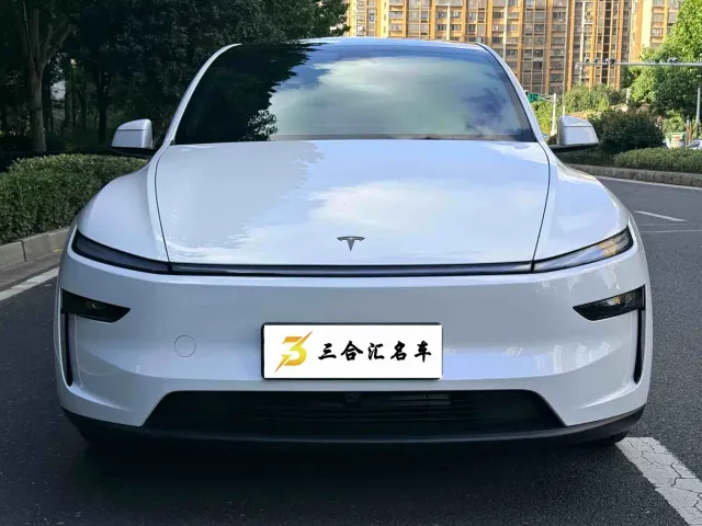 Tesla Model Y L — Фото автомобиля 2
