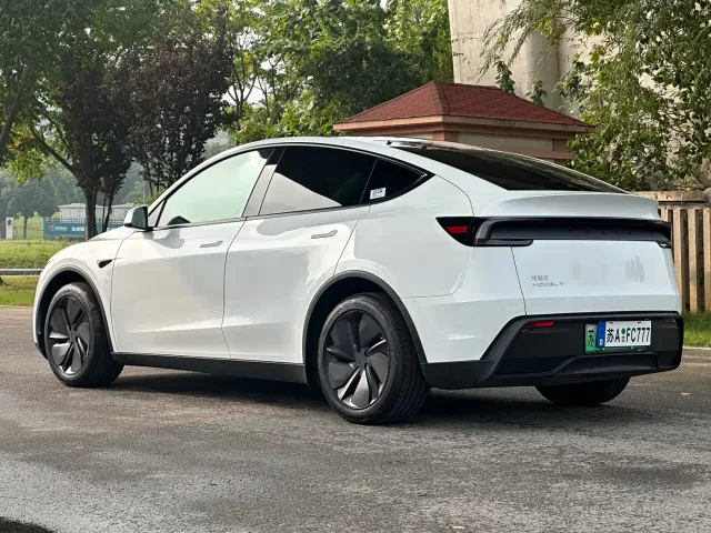 Tesla Model Y — Фото автомобиля 16