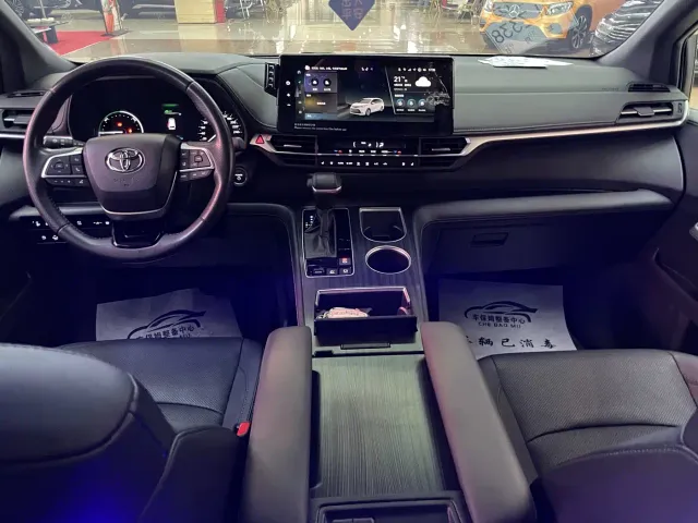 Toyota Sienna — Фото автомобиля 13
