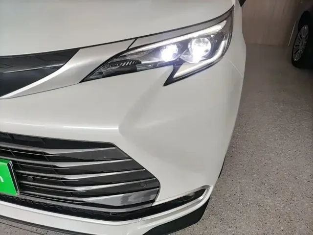 Toyota Sienna — Фото автомобиля 23