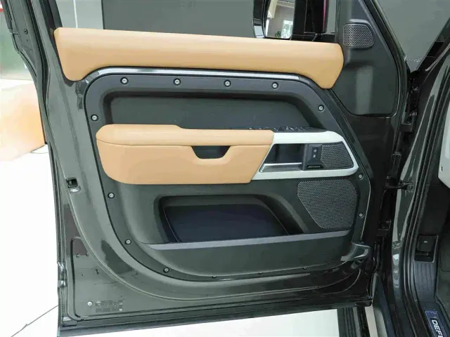 Land Rover Defender — Фото автомобиля 14