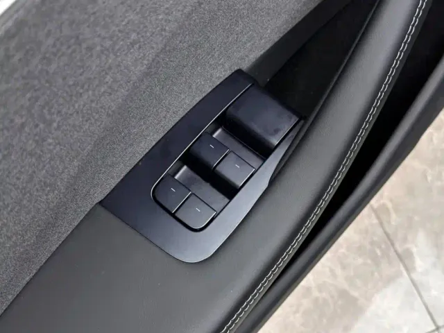Tesla Model 3 — Фото автомобиля 16