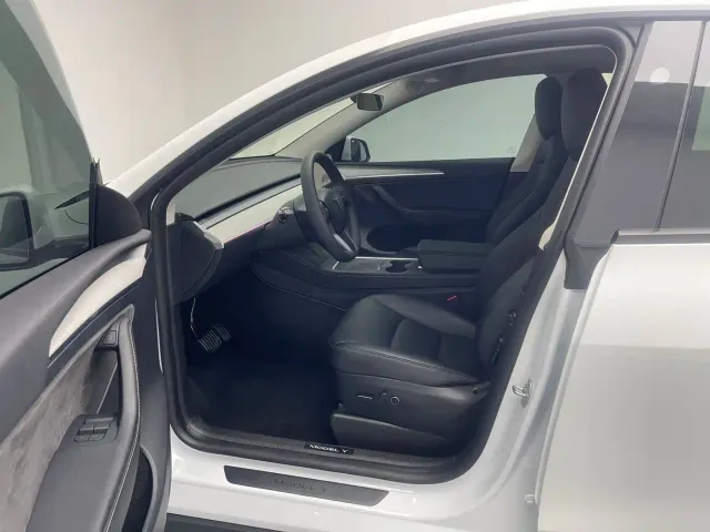 Tesla Model Y — Фото автомобиля 12