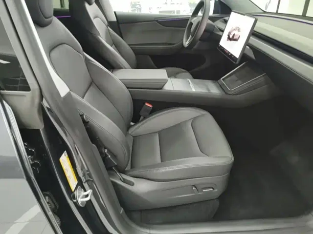 Tesla Model Y — Фото автомобиля 24