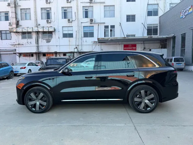 Li Auto L8 — Фото автомобиля 4